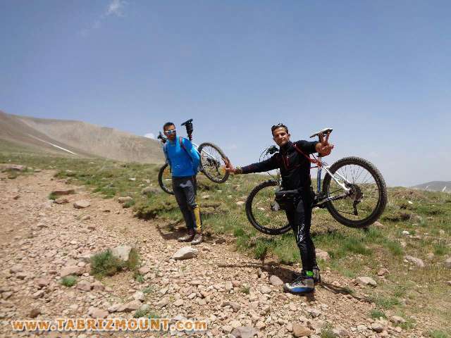 دو کوهنورد عجبشیری مسیر قله سهند را با دوچرخه رکاب زدند