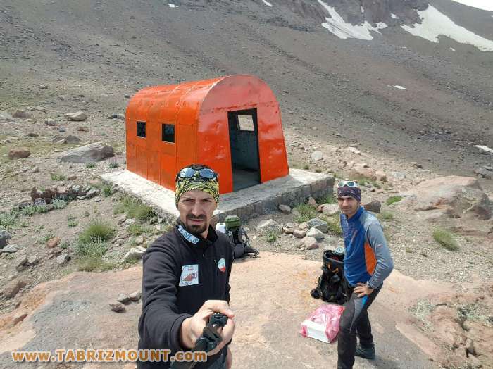 گزارش تصویری از ترمیم رنگ لایه بیرونی جانپناه کسری توسط کوهنوردان تبریز
