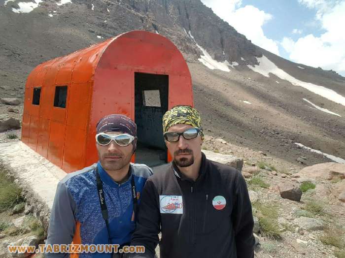 ترمیم رنگ لایه بیرونی جانپناه کسری توسط کوهنوردان تبریز