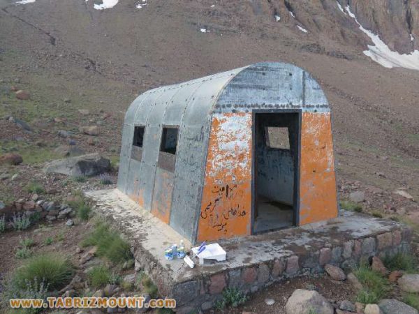 گزارش تصویری از ترمیم رنگ لایه بیرونی جانپناه کسری توسط کوهنوردان تبریز